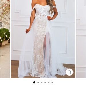 Size 4 never worn wedding dress. It’s so, so pretty in person.